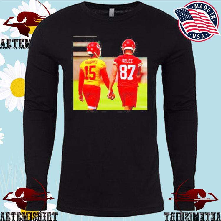 Patrick Mahomes and Travis Kelce holding hand funny picture shirt